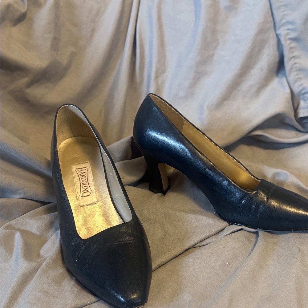 Bandolino size 5 leather Elegant Navy Blue Women's Heels